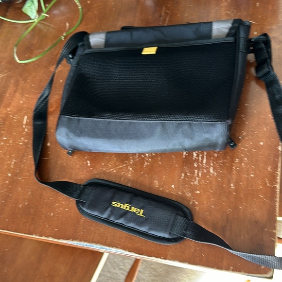 Targus TSM148-50 CityGear Mini Messenger Shoulder Bag Tablet Ipad Notebook Case - Picture 4 of 4